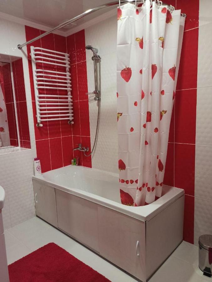 Квартира В Самом Центре Wi-Fi Apartman Csernyivci Kültér fotó